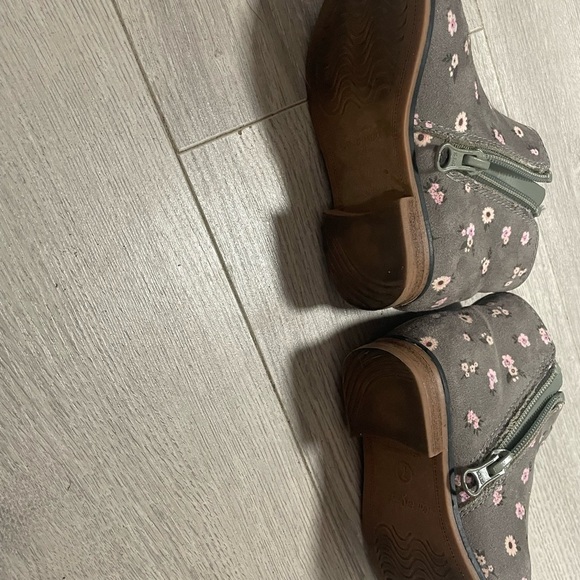 Floral Gray Kids Boots - Picture 4 of 5